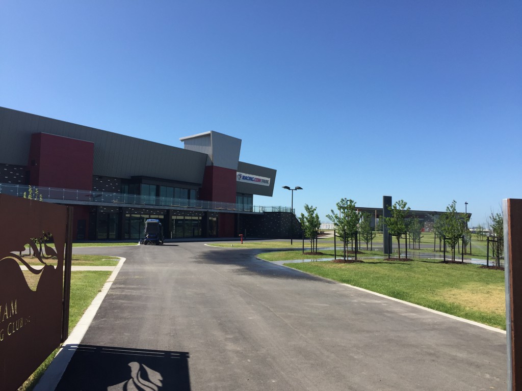 Pakenham Race Club drive way to club